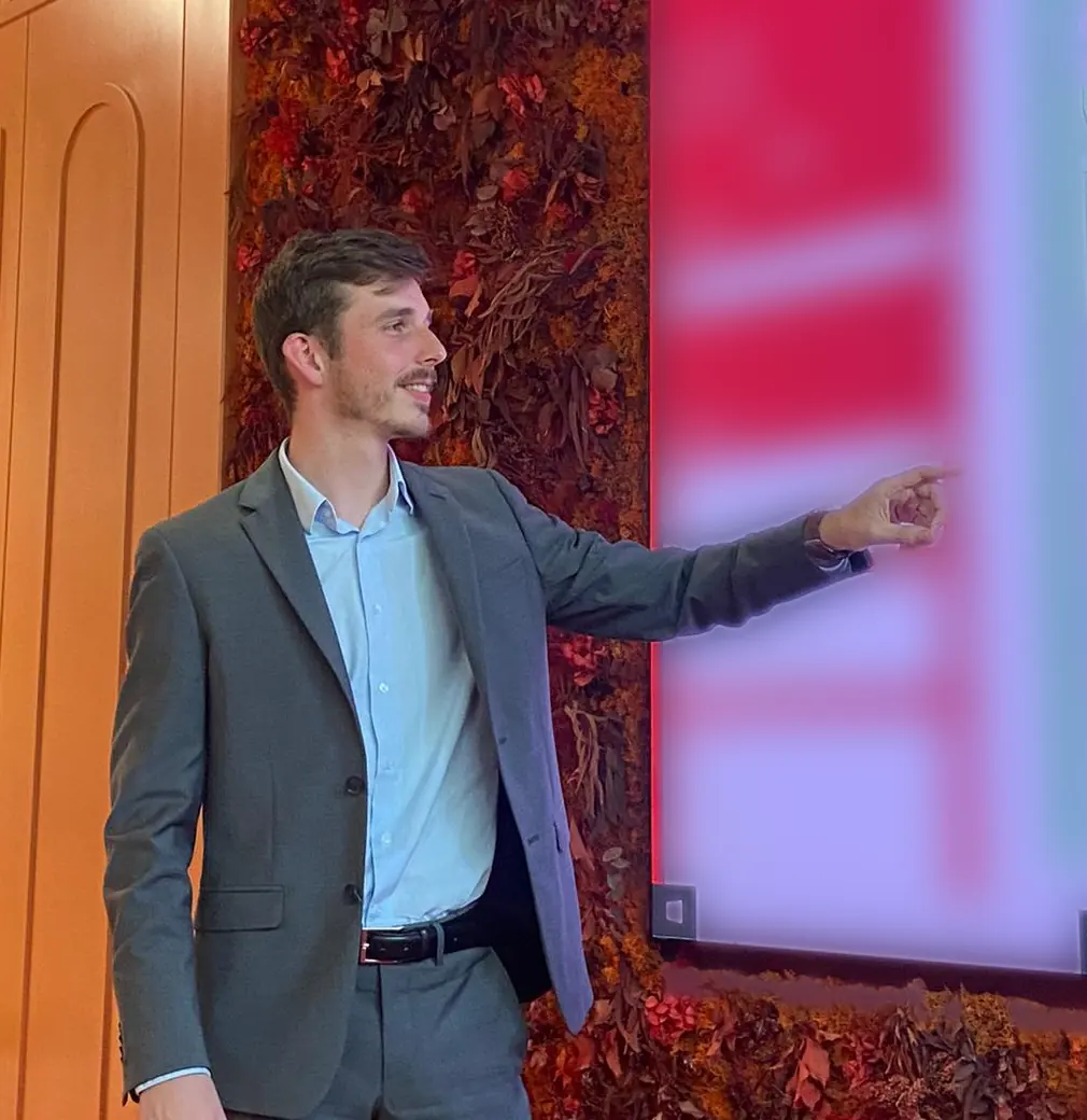 Arthur Perringaux, fondateur de Sparto, présentant une analyse